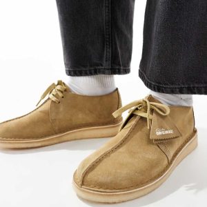 Clarks Orginals Desert Trek shoes in sand-Neutral