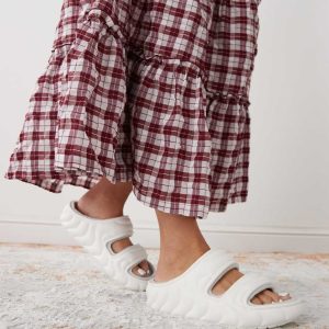 Crocs Unisex Classic cozzzy overpuff sandal in white