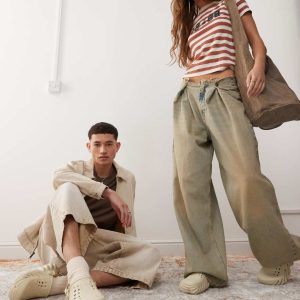 Crocs Unisex Echo clogs in bone-Brown