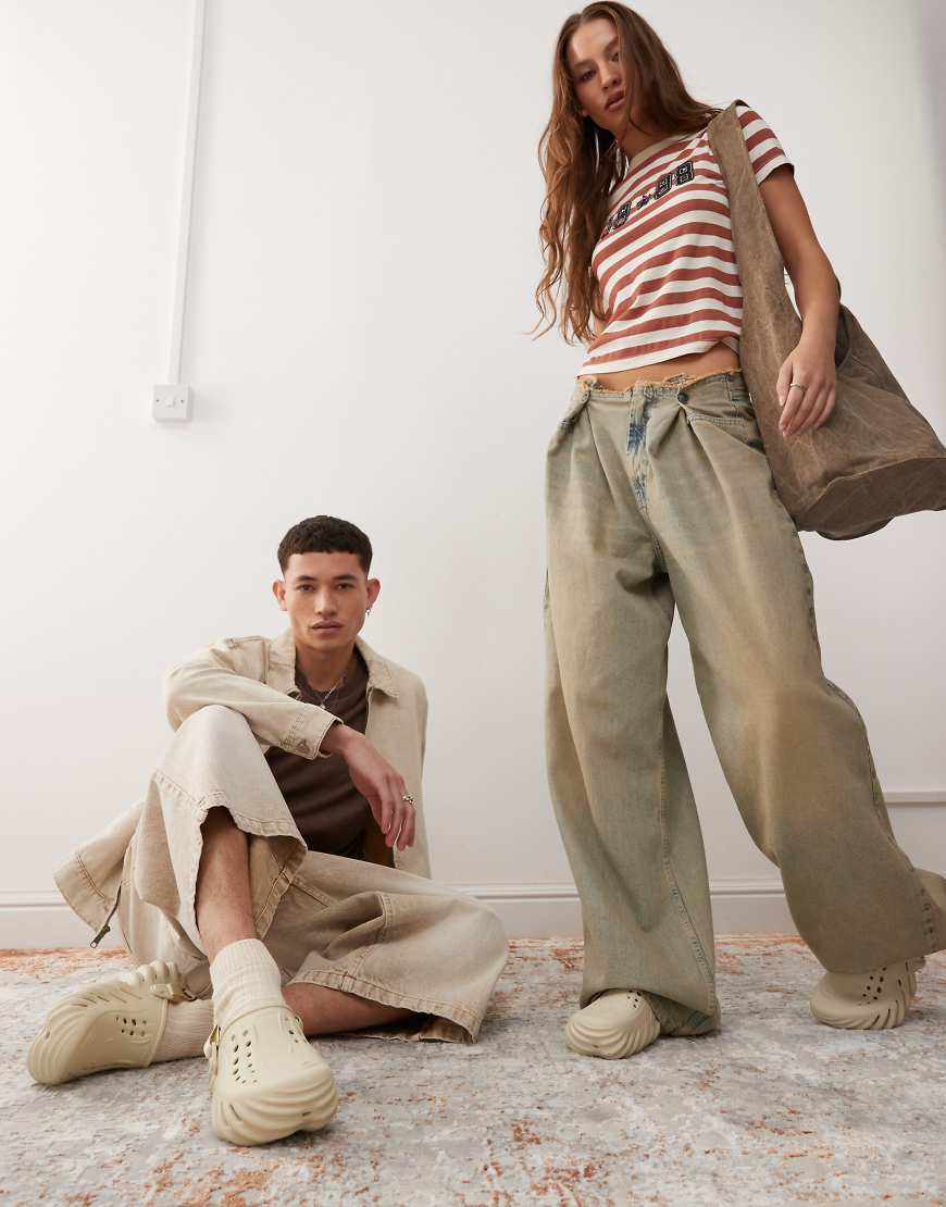 Crocs Unisex Echo clogs in bone-Brown