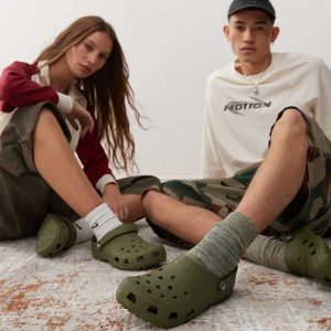 Crocs unisex classic clogs in army green