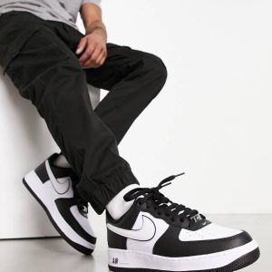 Nike Air Force 1 '07 trainers in black and white