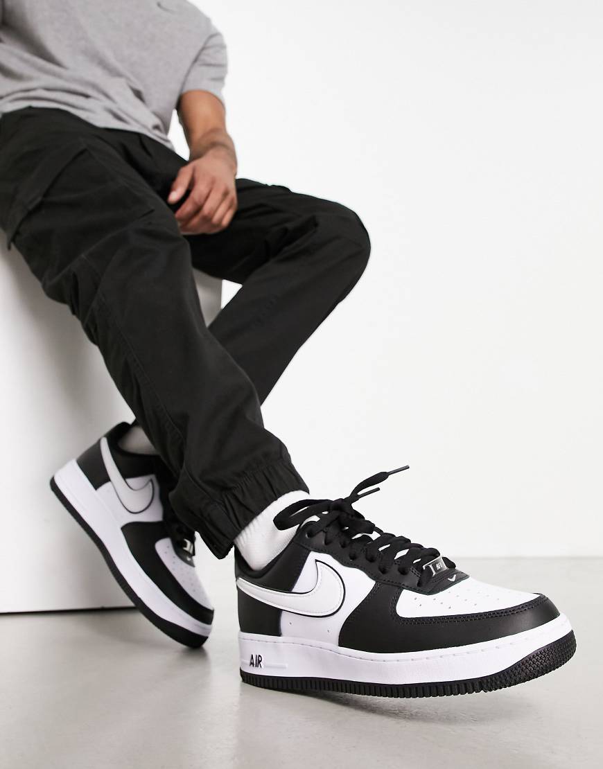 Nike Air Force 1 '07 trainers in black and white Nike Air Force 1 '07 trainers in black and white