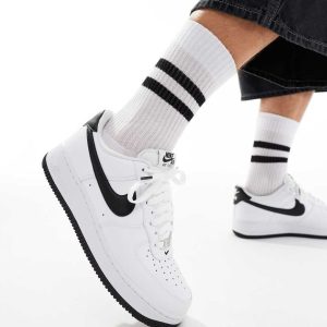 Nike Air Force 1 '07 trainers in white and black