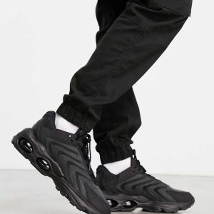 Nike Air Max TW trainers in black